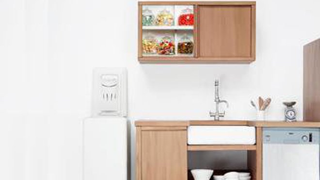 Un sticker pour placard à destination des plus gourmands. Façon trompe-l’œil, il se pose facilement. Il suffit d’ôter le film de protection au dos et d’appliquer le sticker du haut vers le bas en le faisant adhérer progressivement avec la main. À partir de 49 €. Sticker Sweet la Rochère. Placard & Nous.