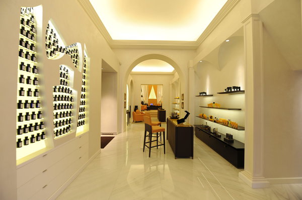 Pour l’architecte Nathalie Ryan de Kirei Studio, le savoir-faire artisanal italien est au cœur de l’univers Acqua di Parma.