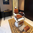 A Rome, l’espace barbier revu pour Acqua di Parma : mur tendus de cachemire Loro Piana entièrement réalisé avec des artisans italiens.