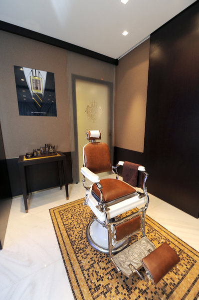 A Rome, l’espace barbier revu pour Acqua di Parma : mur tendus de cachemire Loro Piana entièrement réalisé avec des artisans italiens.