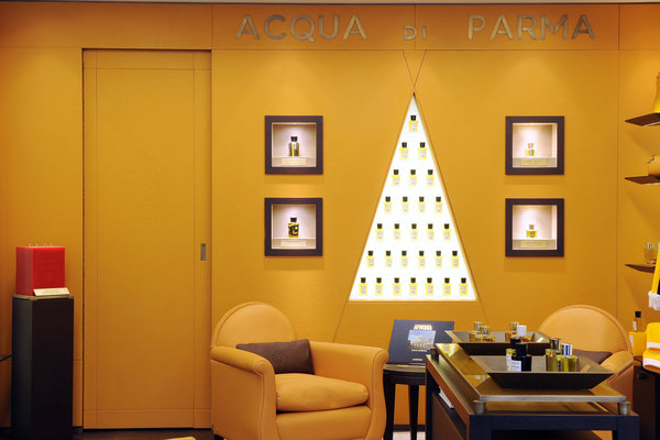 Chaque boutique Acqua di Parma est dotée de créations exclusives qui la rendent unique, mais également d’installations communes qui soulignent l’appartenance à la  marque, comme les murs gainés de cuir jaune.