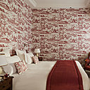 Pour l’hôtel Normandy de Deauville, Nathalie Ryan a choisi de tendre sur les murs des chambres de la toile de Jouy pour perpétrer la tradition française des hôtels de luxe en ajoutant une connotation XXI° siècle.