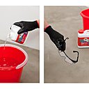 Etape 2 : versez le shampooing actif dans l’eau, puis mélangez en évitant les éclaboussures. Portez des gants et des lunettes de protection.