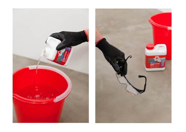 Etape 2 : versez le shampooing actif dans l’eau, puis mélangez en évitant les éclaboussures. Portez des gants et des lunettes de protection.