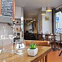 Une salle claire et lumineuse, agréable au déjeuner comme pour le dîner.