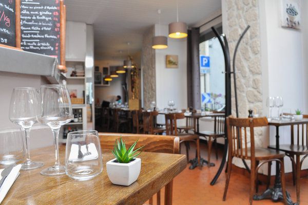 Une salle claire et lumineuse, agréable au déjeuner comme pour le dîner.