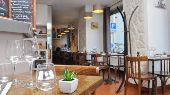 Une salle claire et lumineuse, agréable au déjeuner comme pour le dîner.