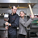 L'époux en cuisine, madame en salle.