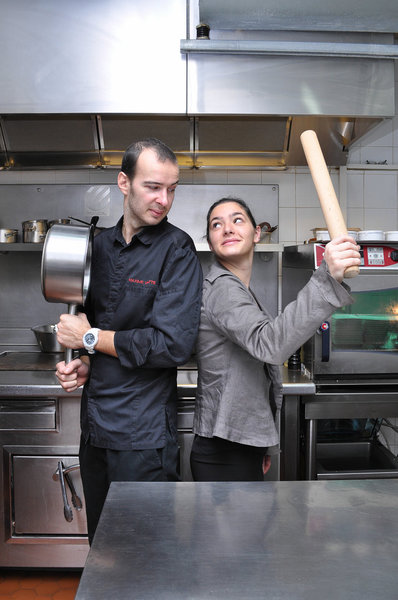 L'époux en cuisine, madame en salle.