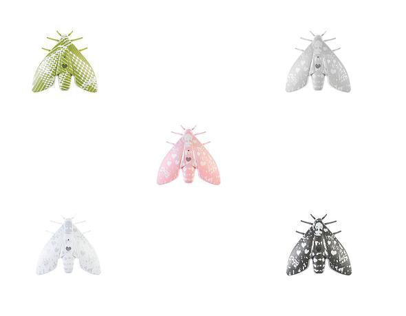 Toujours chez Jalo Helsinki, voici Lento, un détecteur de fumée imaginé par Paula Suhonen, et pour le moins original. Semblable à un papillon de nuit, Lento se décline en 5 coloris : vert, rose, gris, blanc, noir et apportera une touche de peps à votre déco, tout en vous protégeant durablement. 44,90 €