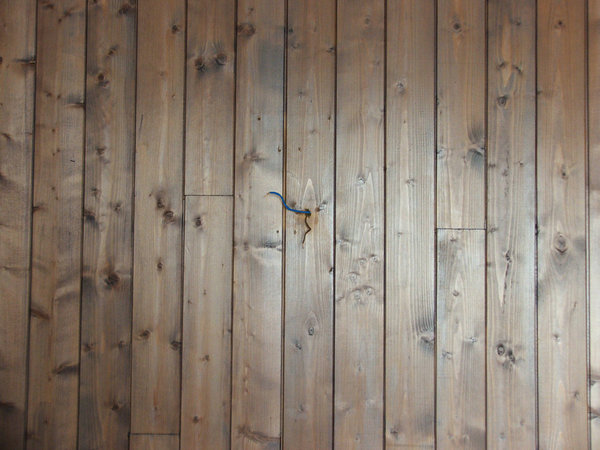 Avant : un mur ou l’arrivée électrique (fil de phase : marron, fil de neutre : bleu) est en attente d’un luminaire.