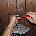 Etape 1 : Reliez le fil de neutre. Vérifiez si le fil est bien dénudé, sur l’emplacement du domino du luminaire en le vissant.