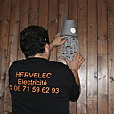 Etape 3 : Fixer l’ensemble du luminaire sur le mur, en le plaçant sur une vis crochet préalablement vissée.