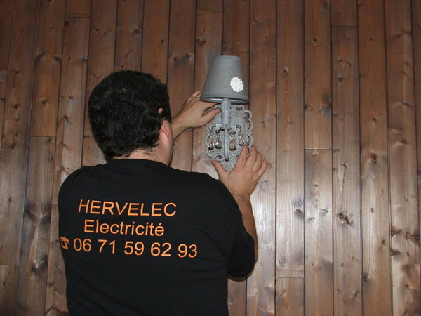 Etape 3 : Fixer l’ensemble du luminaire sur le mur, en le plaçant sur une vis crochet préalablement vissée.