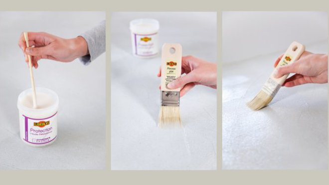 Etape 6 : Remuez la protection haute résistance avec la baguette en bois et appliquez-la au pinceau, en couches croisées et régulières. Terminez en égalisant le produit dans le même sens. Comptez 2 heures de séchage.