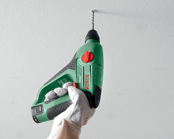 Step 5 Percez le plafond pour poser la cheville et le crochet qui réunira les 5 fils électriques.