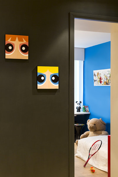 La partie nuit est séparée de la partie jour par un dégagement et une entrée aux murs recouverts d’une peinture au brun soutenu, qui contraste avec les couleurs des autres pièces.