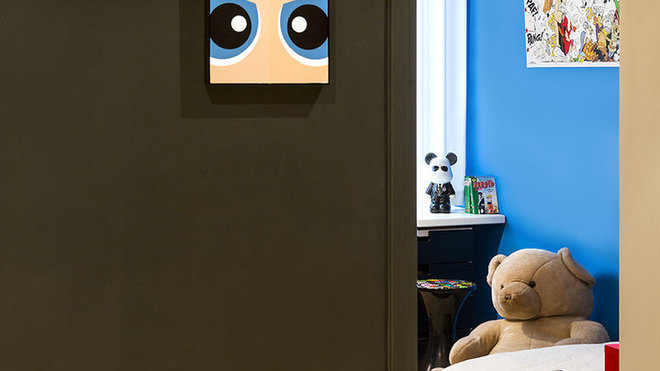 La partie nuit est séparée de la partie jour par un dégagement et une entrée aux murs recouverts d’une peinture au brun soutenu, qui contraste avec les couleurs des autres pièces.