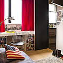 La chambre de la fille Victoire est conçue sur le même principe que son frère, avec un plan de travail posé sur deux caissons. Leurs façades sont équipées d’un film PVC qui permet de les customiser en intercalant des photos, des dessins ou autres documents papiers (Ikea).