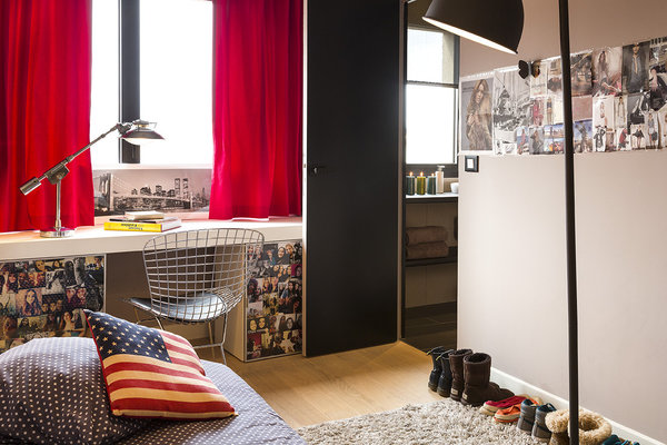 La chambre de la fille Victoire est conçue sur le même principe que son frère, avec un plan de travail posé sur deux caissons. Leurs façades sont équipées d’un film PVC qui permet de les customiser en intercalant des photos, des dessins ou autres documents papiers (Ikea).