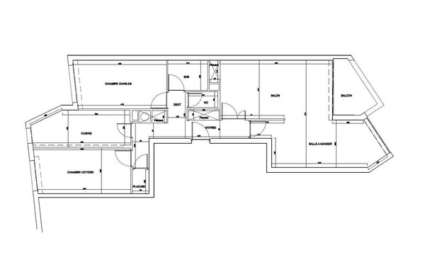 Plan avant : une cuisine coincée entre deux chambres, une unique salle de bains et des rangements disséminées sans logique.