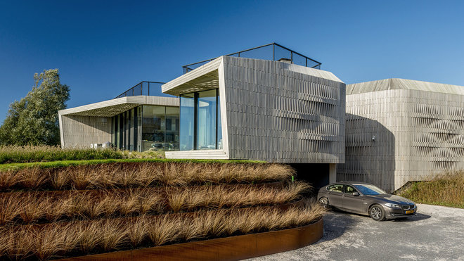 Un bardage en bois enveloppe la coque des 4 volumes disposés comme des pétales autour d’un axe.