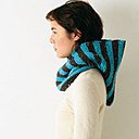 Snood à capuche bicolore, le modèle est réalisé en une seule pièce rectangulaire, les bords sont assemblés en partie.