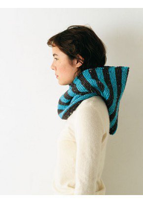 Snood à capuche bicolore, le modèle est réalisé en une seule pièce rectangulaire, les bords sont assemblés en partie.