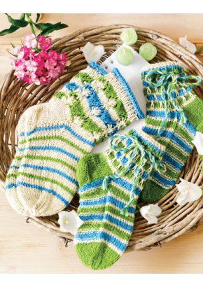 Chaussettes à torsades et bordure torsadée bicolore pour femme.