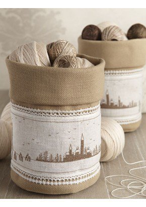 L'Arsenal rebrodé sur bande à broder sur pochons de lin pour accueillir cotons perlés et Mouliné