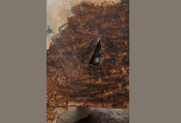 Etape 2 : Découper le tissu un peu plus grand que la partie à réparer et effilocher les bords. Dans le récipient plastique, verser l’équivalent d’un verre à moutarde de résine polyester pour une 1/2 cuil. à café de catalyseur. Mélanger bien, puis appliquer directement sur le support au pinceau sur toute la surface bien nettoyée. Poser le tissu sur la partie « résinée » et tapoter avec le pinceau chargé de résine. Le tissu doit être bien imprégné de résine jusqu’à ce devenir translucide. Laisser sécher.