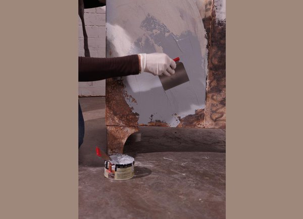 Etape 4 : Appliquer en fines couches et en plusieurs fois si nécessaire, jusqu’à obtention d’une surface bien lisse. Puis laisser sécher et poncer entre chaque application.