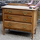 Étape 1 : Poncez d'abord l'ensemble du meuble avec un bloc de ponçage, conçu pour les surfaces planes grâce à une conception ergonomique pour une utilisation efficace et facile pour le poncer efficacement.