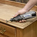 Étape 2 : Poncez ensuite les pièces de bois endommagées ou rayées avec le Dremel 8200, un mandrin EZ Speed Clic (SC402) et des polissoirs abrasifs EZ Speed Clic grossiers, moyens et fins (S511 et S512). Vous pouvez aussi utiliser les nouveaux polissoirs abrasifs EZ Speed Clic pour les formes délicates (S471, S472 et S473). Si vous avez besoin d'effectuer un ponçage précis ou de poncer avec un angle de 45 ou de 90 degrés, la nouvelle plate-forme de ponçage Dremel vous sera utile.