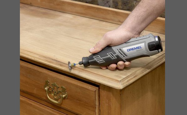 Étape 2 : Poncez ensuite les pièces de bois endommagées ou rayées avec le Dremel 8200, un mandrin EZ Speed Clic (SC402) et des polissoirs abrasifs EZ Speed Clic grossiers, moyens et fins (S511 et S512). Vous pouvez aussi utiliser les nouveaux polissoirs abrasifs EZ Speed Clic pour les formes délicates (S471, S472 et S473). Si vous avez besoin d'effectuer un ponçage précis ou de poncer avec un angle de 45 ou de 90 degrés, la nouvelle plate-forme de ponçage Dremel vous sera utile.