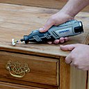 Étape 4 : Dans les zones plus compliquées, polissez avec le Dremel 8200, le mandrin EZ Speed Clic (SC402) et un disque lustreur EZ Speed Clic (S423).