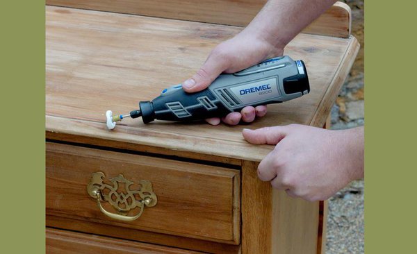 Étape 4 : Dans les zones plus compliquées, polissez avec le Dremel 8200, le mandrin EZ Speed Clic (SC402) et un disque lustreur EZ Speed Clic (S423).