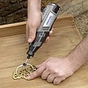 Étape 5 : Retirez les poignées en laiton, réparez les surfaces abîmées, puis polissez avec le Dremel 8200, le mandrin EZ Speed Clic et un disque polisseur imprégné (520).