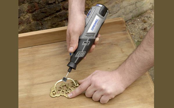 Étape 5 : Retirez les poignées en laiton, réparez les surfaces abîmées, puis polissez avec le Dremel 8200, le mandrin EZ Speed Clic et un disque polisseur imprégné (520).