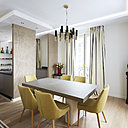 La table de la salle à manger, une création de Stéphanie Coutas est cachée par un panneau recouvert d’une patine décorative à base de poudre de marbre qui occulte aussi la partie technique de la cuisine. Chaises, Dan-Form. Banc en métal, Eichholtz.