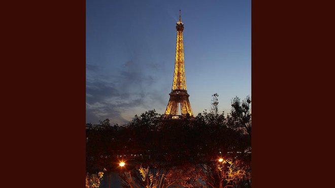La Tour Eiffel est l’attraction du quartier. Elle est très présente dans l’appartement et visible de plusieurs fenêtres.
