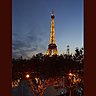 La Tour Eiffel est l’attraction du quartier. Elle est très présente dans l’appartement et visible de plusieurs fenêtres.