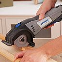 Étape 2 : Grâce à la scie compacte Dremel DSM20 et au disque à tronçonner en carbure bois et plastiques, vous pouvez découper facilement les cintres à la bonne longueur.