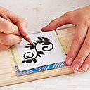 Étape 5 : Pour réaliser une œuvre originale. Faites passer entre les trous les motifs floraux de votre patron à l'aide d'un pinceau et d'un papier calque. Ou alors, créez votre propre motif selon vos envies.