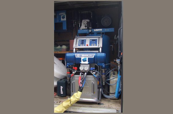 ​Etape 1 : L’isolant est fabriqué sur place (mélange du polyol et de l’isocyanate dans le pistolet), il est projeté en continu depuis une unité mobile. Le chantier se réalise en 3 grandes étapes (Protection, Projection, Ponçage).