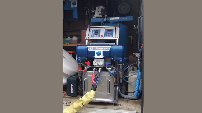 ​Etape 1 : L’isolant est fabriqué sur place (mélange du polyol et de l’isocyanate dans le pistolet), il est projeté en continu depuis une unité mobile. Le chantier se réalise en 3 grandes étapes (Protection, Projection, Ponçage).