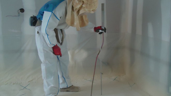 Etape 3 : Prise des niveaux avant ponçage pour vérifier les épaisseurs.