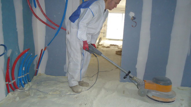 Etape 4 : Ponçage avant la mise en place éventuelle du plancher chauffant, de la chape et du revêtement final.