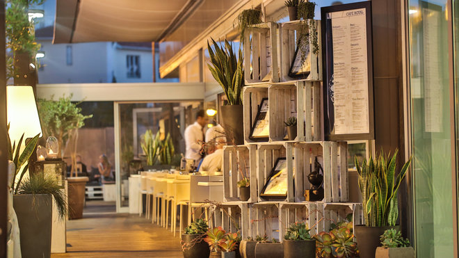 Un aperçu du Royal Café où il est indispensable d'aller déguster un bon plat de Gigi, le chef ! Un aperçu du Royal Café où il est indispensable d'aller déguster un bon plat de Gigi, le chef !