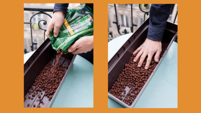 Etape 1 : Commencez par remplir votre jardinière, sur 1/5ème de sa profondeur, avec un lit de billes d’argile ; cela favorisera le drainage de votre composition. Répartissez bien les billes d’argile, de façon homogène au fond de la jardinière.